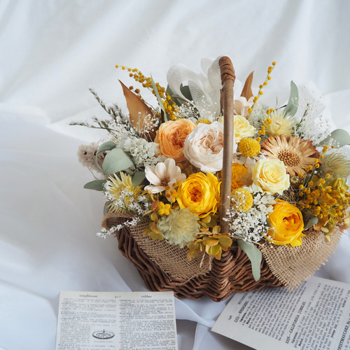 ナチュラルイエローの花かご プリザーブドフラワーバスケットアレンジ