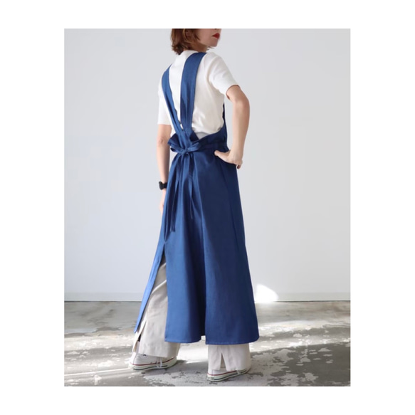 岡山児島デニムジャンパースカート／大胆なスリットバックリボンがポイントのデニムワンピース／エプロンワンピース／ブルー 4枚目の画像