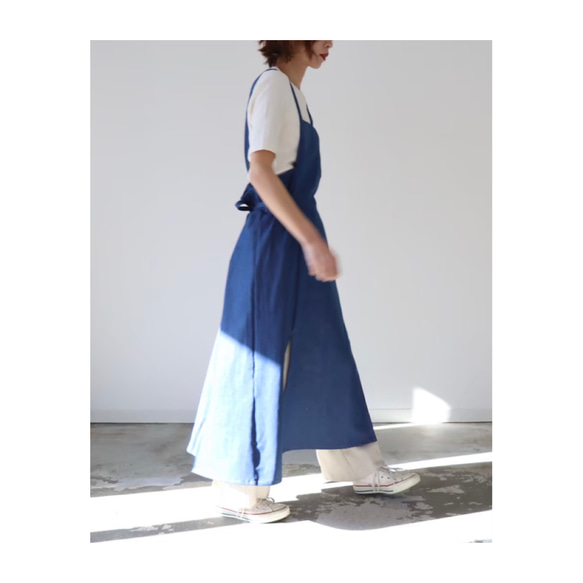 岡山児島デニムジャンパースカート／大胆なスリットバックリボンがポイントのデニムワンピース／エプロンワンピース／ブルー 3枚目の画像