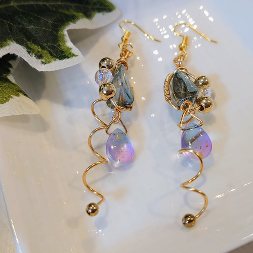 ❀ワイヤーアクセサリー❀ビーズとカールワイヤーのピアス(クリア