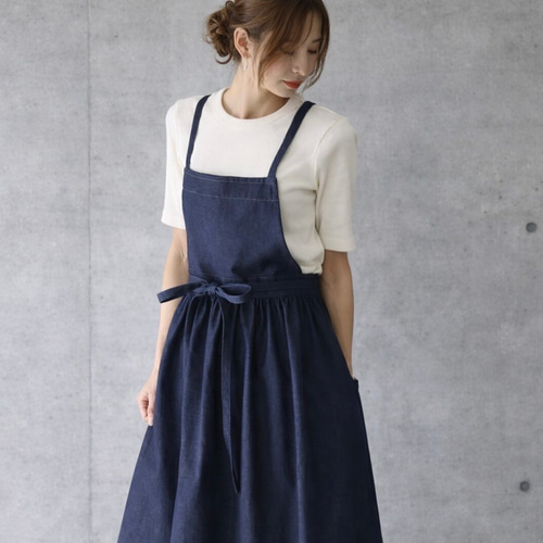 岡山児島デニムで仕立てた、ギャザーたっぷりエプロン／ライトオンス