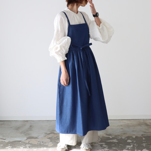 エプロンワンピース　エプロンドレス　ハンドメイド　コットンギャザーボリューム 岡山児島デニムで仕立てた、ギャザーたっぷりエプロン／ライト