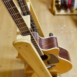 【オーダー品】手作り木工　木製ギタースタンド （オーク） ２本掛け 2枚目の画像
