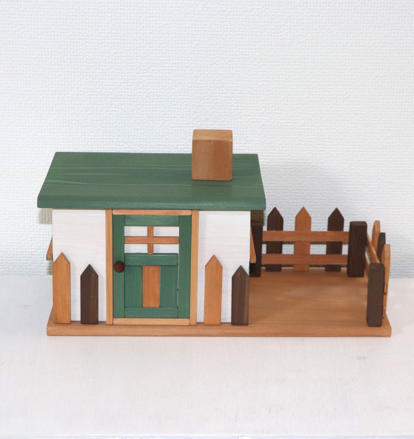 かわいいお家の小物入れ　マスクケース　木製　（小）お庭付き（モスグリーン） 2枚目の画像