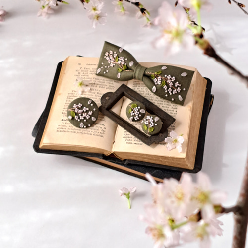 お行儀の良いおリボンと繊細な刺繍が素敵 CHANEL リボンバレッタ CHANEL ボウ バレッタ AA9619 B14785 シルクサテン リボン