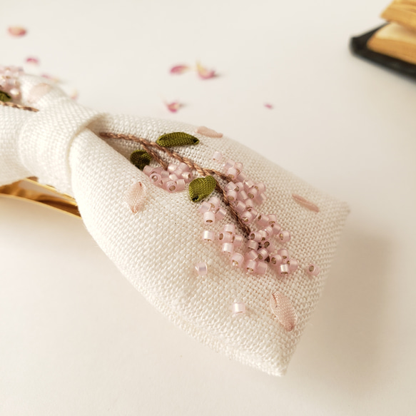優美な女性に　桜刺繍　リボンバレッタ/ブローチ　ホワイト　 3枚目の画像