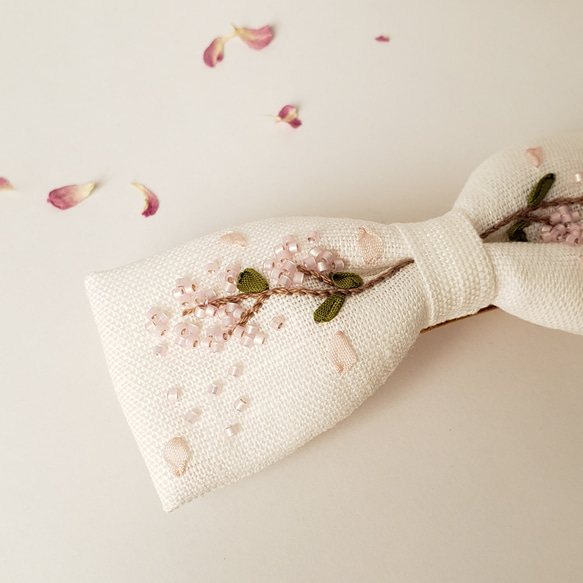 優美な女性に　桜刺繍　リボンバレッタ/ブローチ　ホワイト　 4枚目の画像