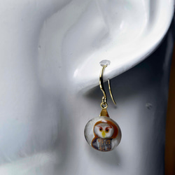 創作トンボ玉　　フクロウ　フックピアス片耳用　ガラスのジュエリー　イヤリング（10700-479）作家物一点物 2枚目の画像
