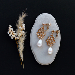 淡水珍珠與復古花朵耳環 第4張的照片