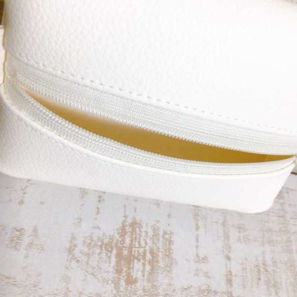 白 ホワイト ３個収容 ポケット ティッシュケース 国産ＹＫＫファスナー フェイクレザー 合皮 Dカン付き オシャレ 6枚目の画像