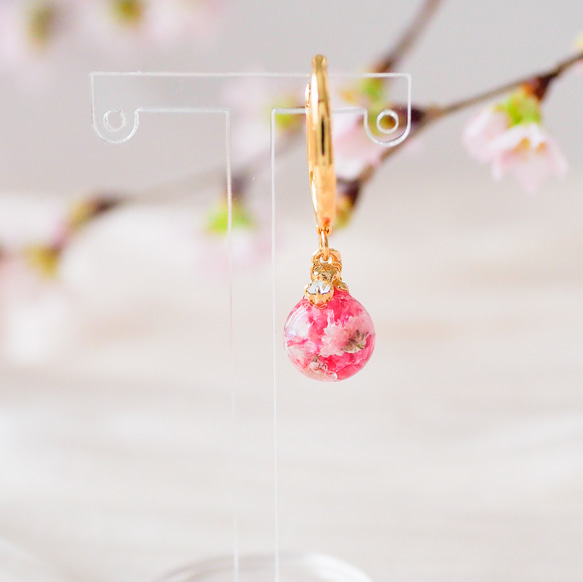 抱きつき 猫 ジルコニア 桜 ピンク かすみ草 ボール イヤーカフ 片耳 3枚目の画像