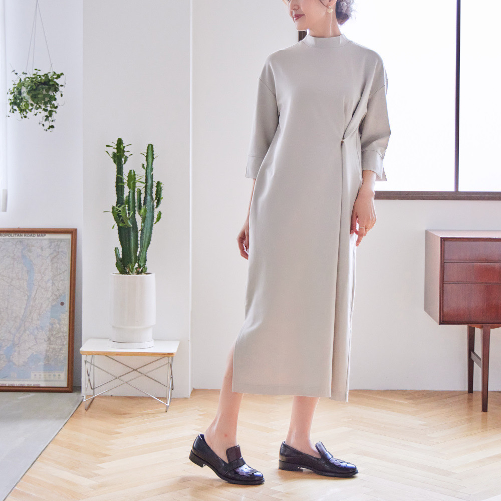 フォーマルにも◎リボンで七変化！毎日が楽しくなる万能ワンピース｜グレーベージュ