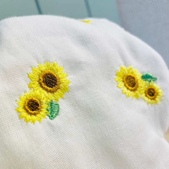 名入れ送料無料！刺繍もくもくスタイ《ひまわり》 3枚目の画像