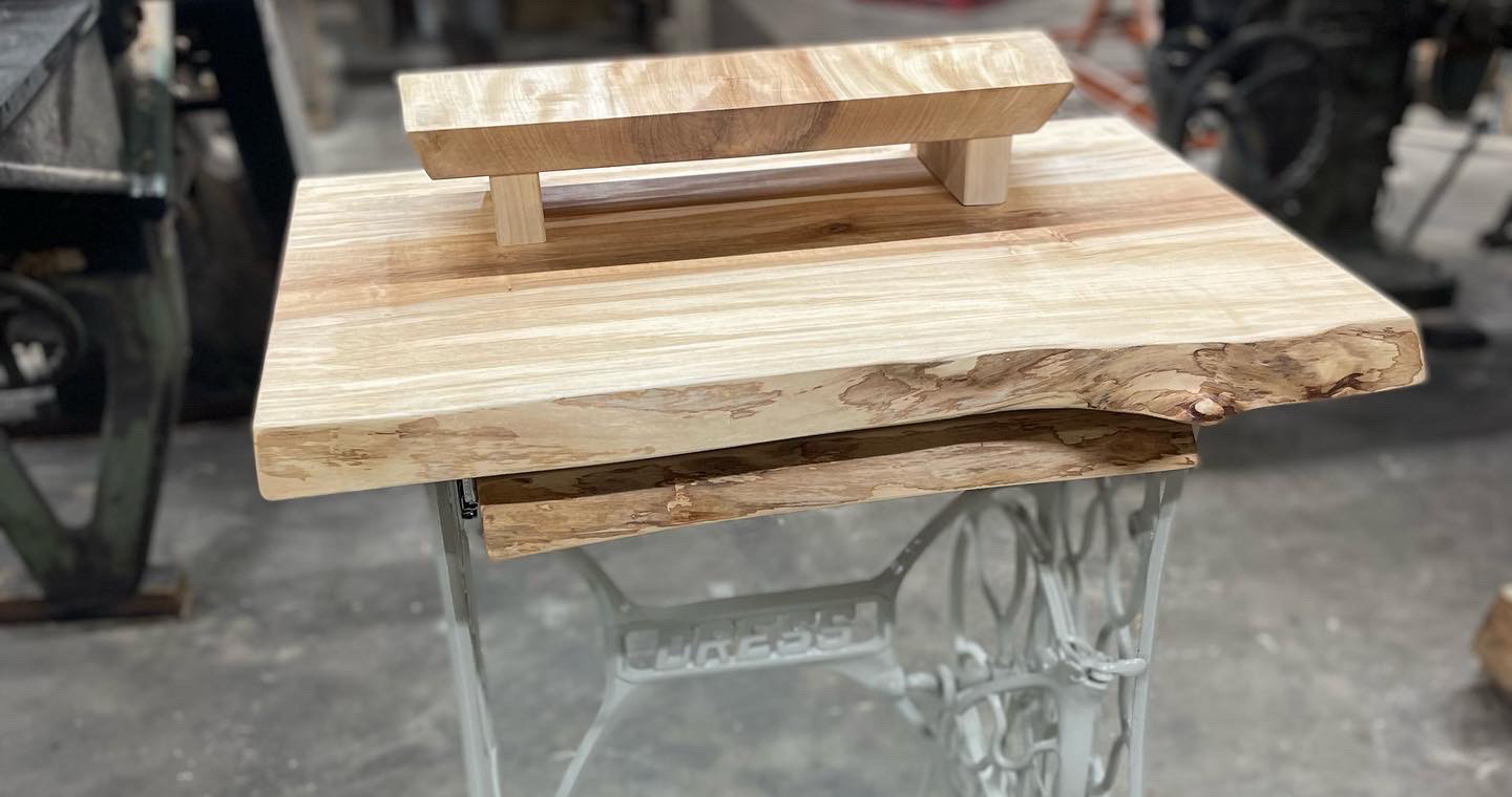 送料込み ミシン脚テーブル (栃の一枚板)