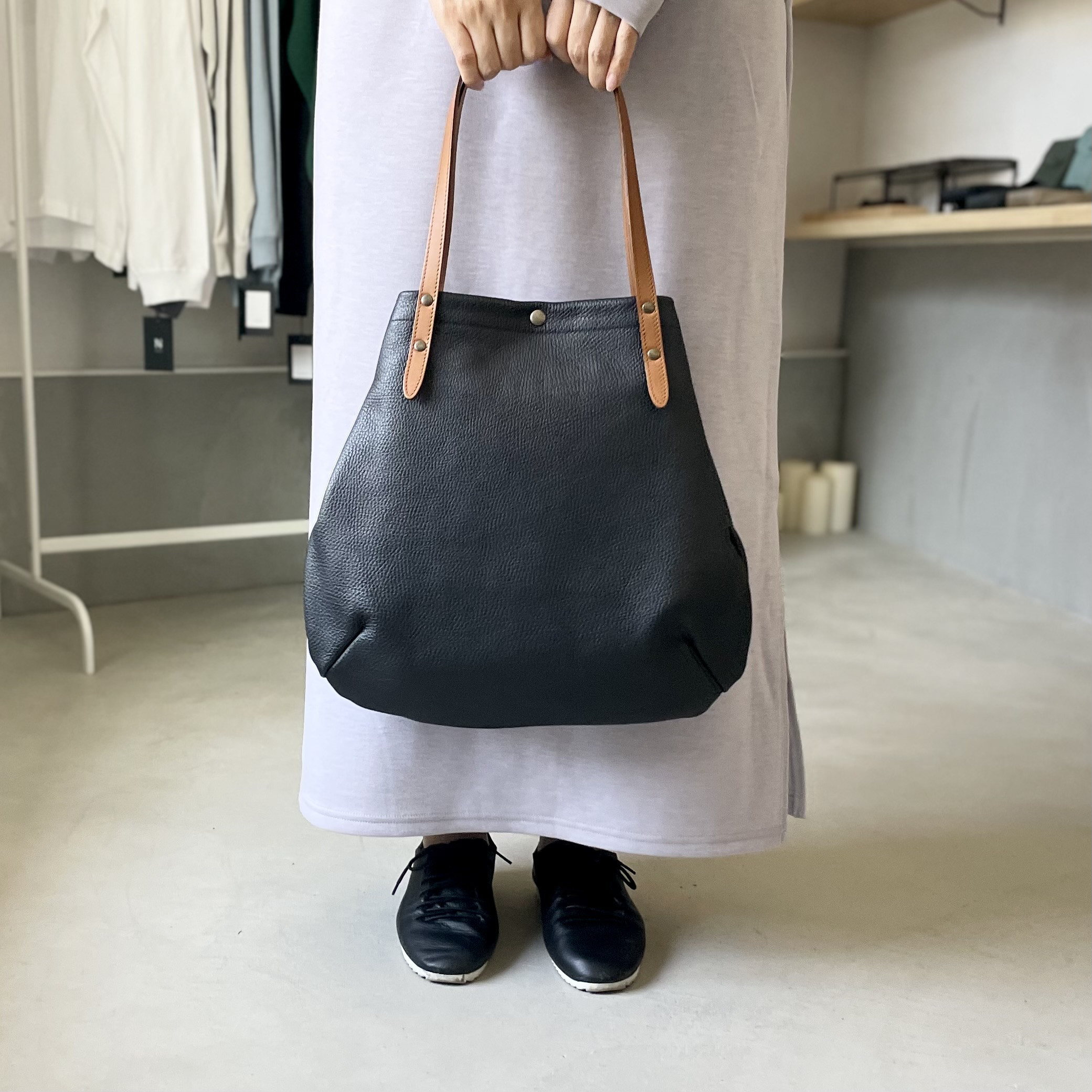 イタリアンレザーと2枚貼り牛革ハンドルの丸型総裏トートバッグ M-size【ブラック】