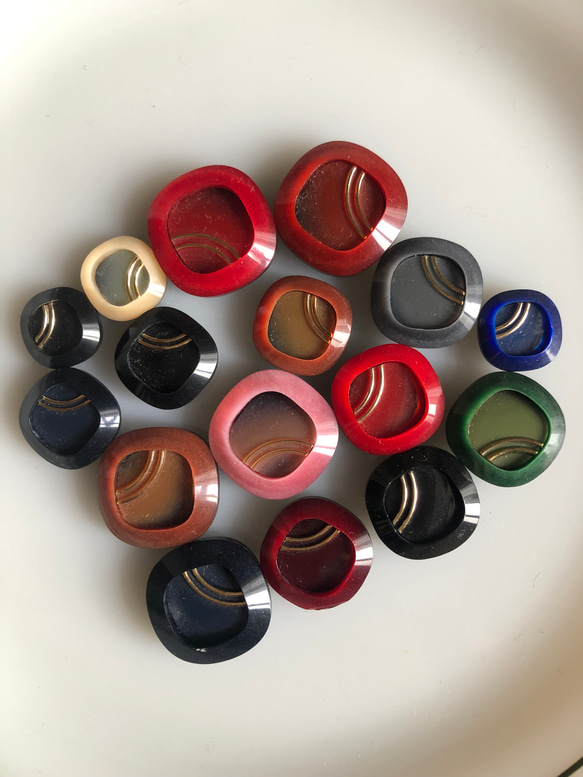 アンティーク ボタン 16個　ビンテージ 昭和 レトロ 個性的 ハンドメイド素材 日本製 ポップ アクセ まとめて 2枚目の画像