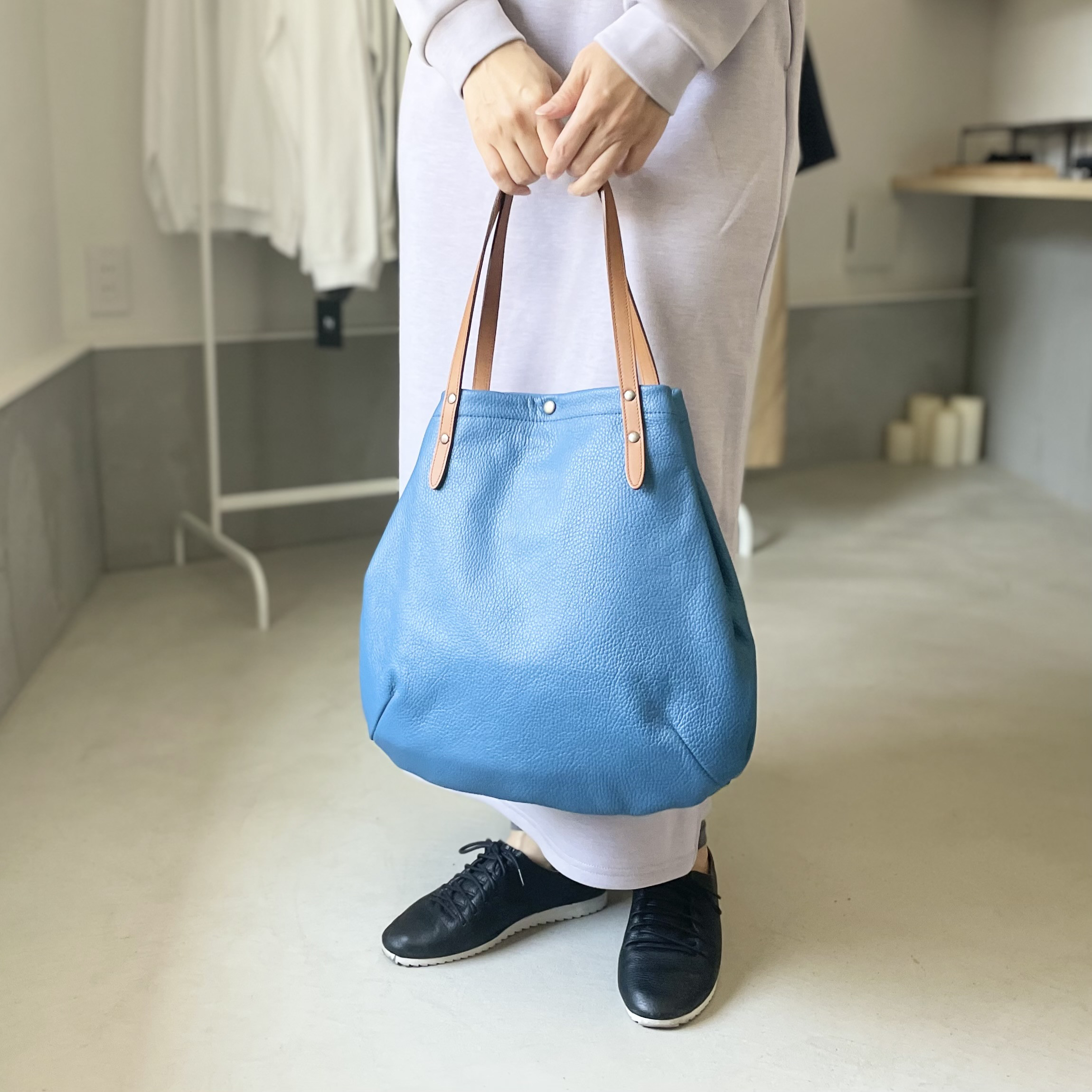 イタリアンレザーと2枚貼り牛革ハンドルの丸型総裏トートバッグ M-size【ブルー】