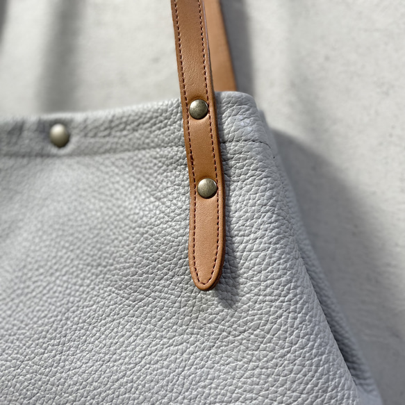 圓形義大利皮革全襯裡手提包，兩層牛皮手柄 M 號 [灰色] 第6張的照片