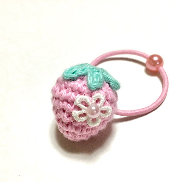 ☆☆キッズサイズ☆☆パール飾りの編みピンク苺ヘアゴム 《全3種》 4枚目の画像