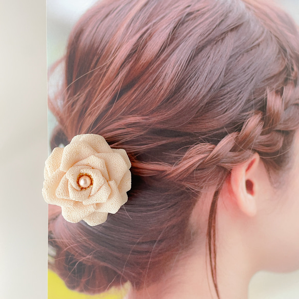 《つまみ細工》柔らかベージュの薔薇のコサージュ.髪飾り 1枚目の画像