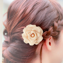 《つまみ細工》柔らかベージュの薔薇のコサージュ.髪飾り 2枚目の画像
