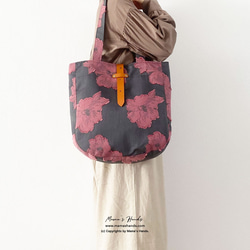 【已出版作品】時尚花朵大圖案貼花春季粉紅色x灰色鞣製皮革（中）手提包母親節 第1張的照片