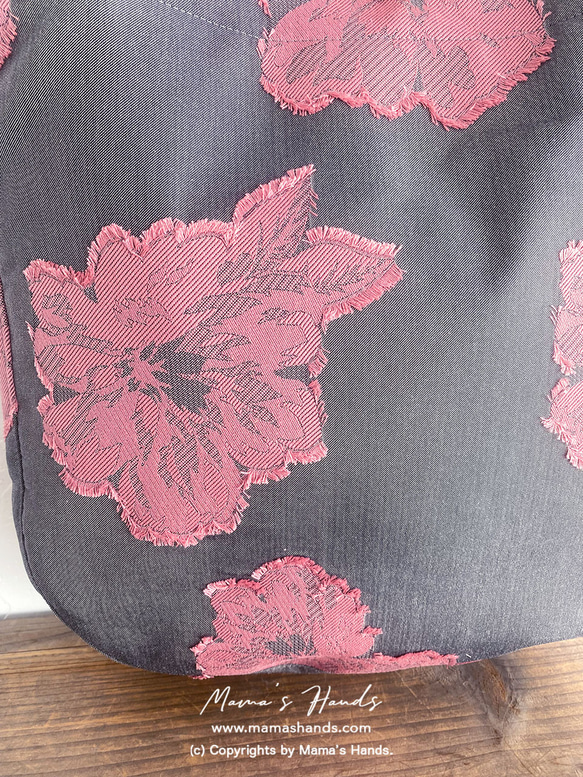 【已出版作品】時尚花朵大圖案貼花春季粉紅色x灰色鞣製皮革（中）手提包母親節 第5張的照片
