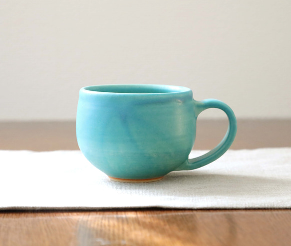トルコ青マット釉のほっこり丸いマグカップ ＊ ２ 1枚目の画像