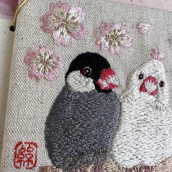 刺繍アート☆。.:＊・桜と寄り添う文鳥ˎ₍•ʚ•₎ˏ壁掛け 2枚目の画像