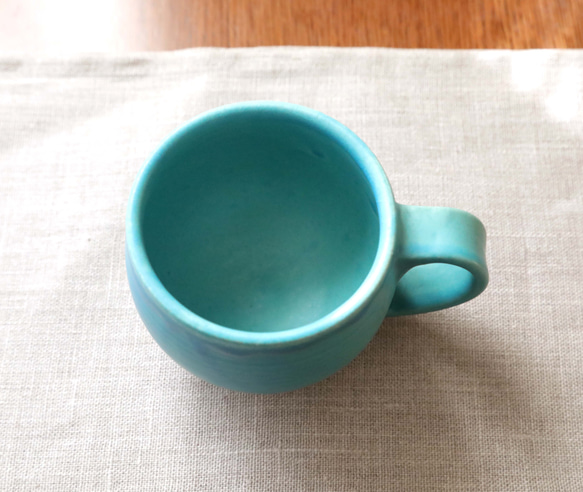 トルコ青マット釉のほっこり丸いマグカップ ＊ ３ 2枚目の画像
