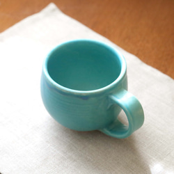 トルコ青マット釉のほっこり丸いマグカップ ＊ ３ 3枚目の画像