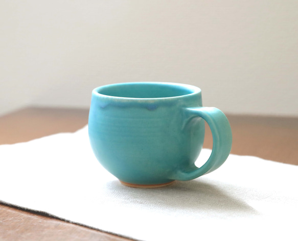 トルコ青マット釉のほっこり丸いマグカップ ＊ ３ 4枚目の画像