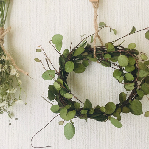 ドライフラワー ガーランド カスミソウとワイヤープランツで作りました