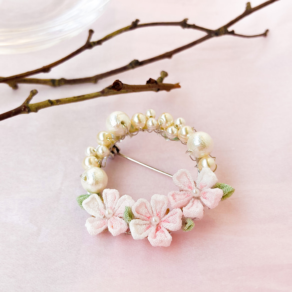 ♡春まち桜×ふんわりパール♡フォーマルブローチ♡入学式から卒業式まで華を添える、つまみ細工 6枚目の画像