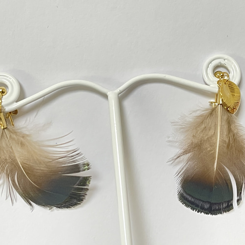 フェザーピアス（スタッド） 手作り 羽 アクセサリー 真鍮 ゴールド 