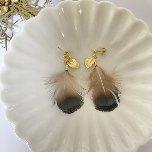 フェザーピアス（スタッド） 手作り 羽 アクセサリー 真鍮 ゴールド  