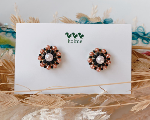 1008.ビーズ刺繍ピアス　イヤリング ビーズ刺繍】※受注製作※ピアス ピンクブラック 一粒型 (片耳・両耳選択