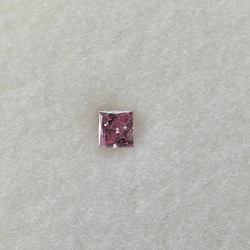 ピンクダイヤモンド0.089ct【鑑定書付】プリンセスカット　Fancy Vivid Purprish Pink 1枚目の画像