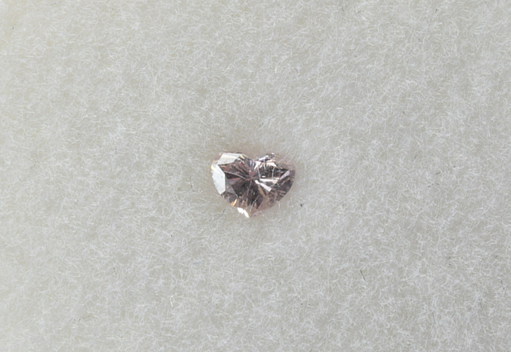 ピンクダイヤモンド0.087ct【鑑定書付】ハートカット　Fancy Light Pink