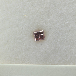 ピンクダイヤモンド0.133ct【鑑定書付】プリンセスカット　Fancy Vivid Pink（最高級の品質） 1枚目の画像