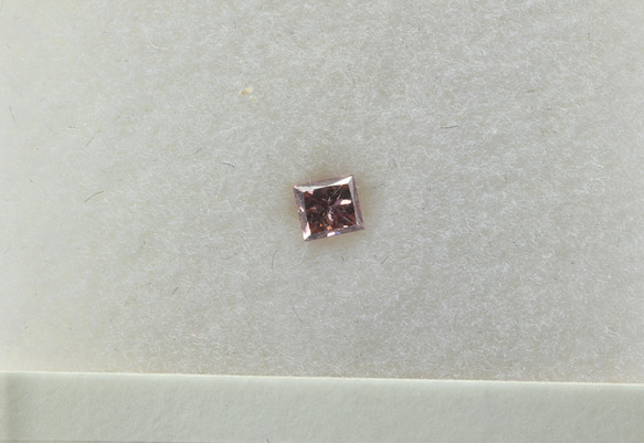 ピンクダイヤモンド0.133ct【鑑定書付】プリンセスカット　Fancy Vivid Pink（最高級の品質） 1枚目の画像