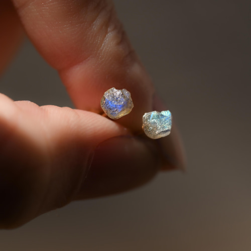 ラブラドライト ミニピアス 原石 鉱物 天然石 シンプル 仕事 オフィス