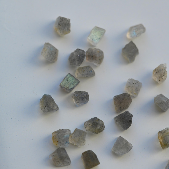 ラブラドライト ミニピアス 原石 鉱物 天然石 シンプル 仕事 オフィス 通勤 小さい アクセサリー (No.2364) 7枚目の画像