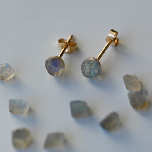 ラブラドライト ミニピアス 原石 鉱物 天然石 シンプル 仕事 オフィス