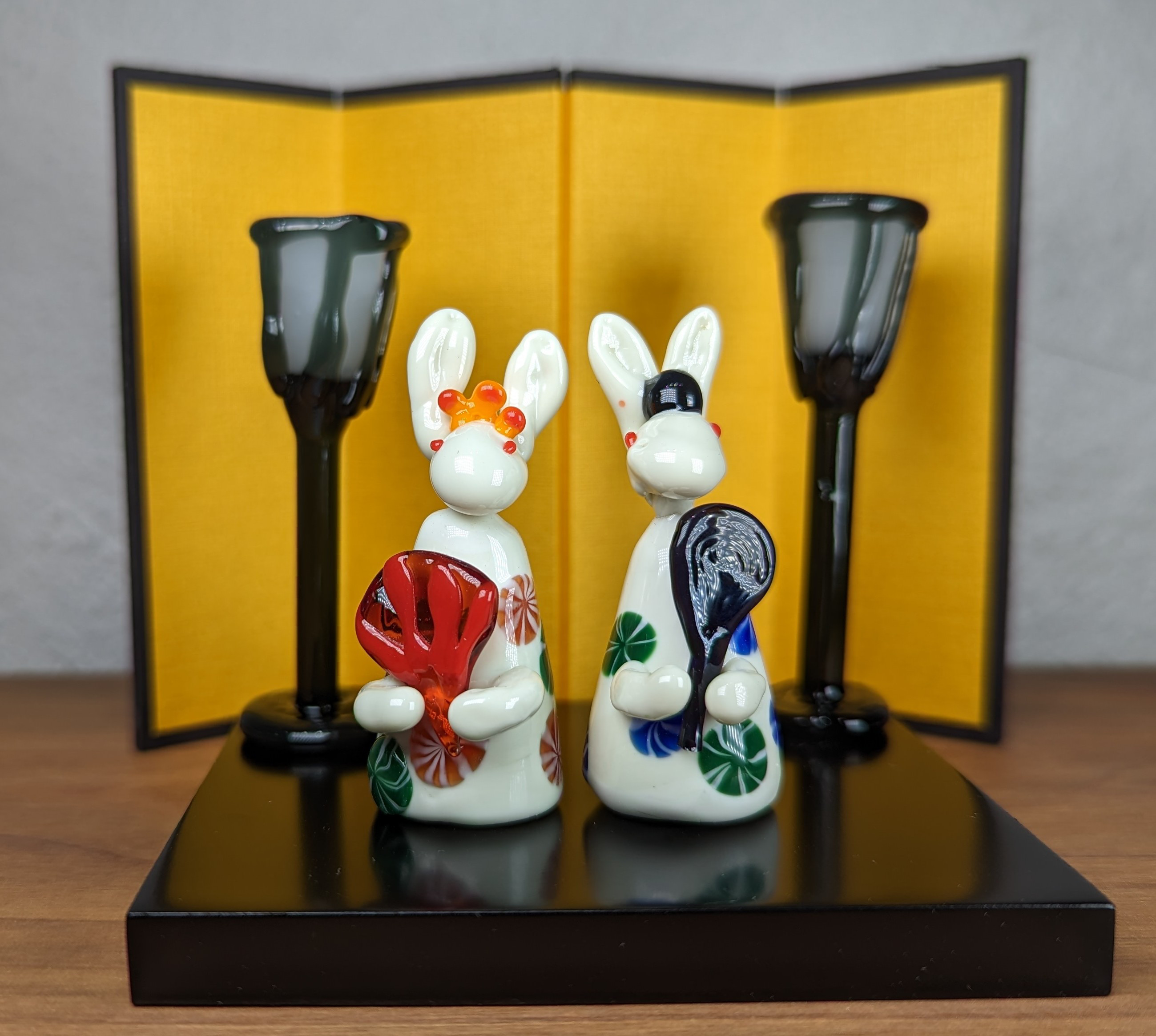 ガラスのうさぎお雛様（ガラスの雪洞、金屏風、黒塗板台付き）