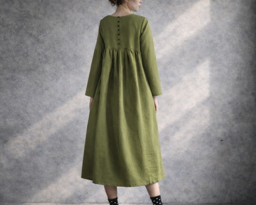 くるみボタンがアクセント！コットンリネン胸元切り替えギャザーワンピース／綺麗めリネンワンピース／グリーンティー