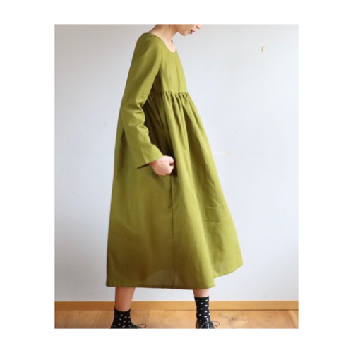 くるみボタンがアクセント！コットンリネン胸元切り替えギャザー