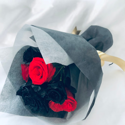 プリザーブドフラワー大輪の黒薔薇と真紅の薔薇の深く美しい輝き/花束ラッピング 2枚目の画像