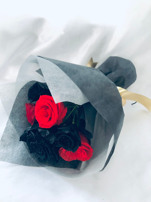 プリザーブドフラワー大輪の黒薔薇と真紅の薔薇の深く美しい輝き/花束ラッピング 2枚目の画像