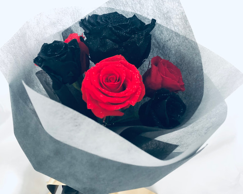 プリザーブドフラワー大輪の黒薔薇と真紅の薔薇の深く美しい輝き/花束